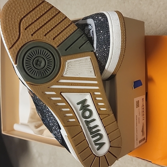 Louis Vuitton Authentic Sneaker - Picture 4 of 5